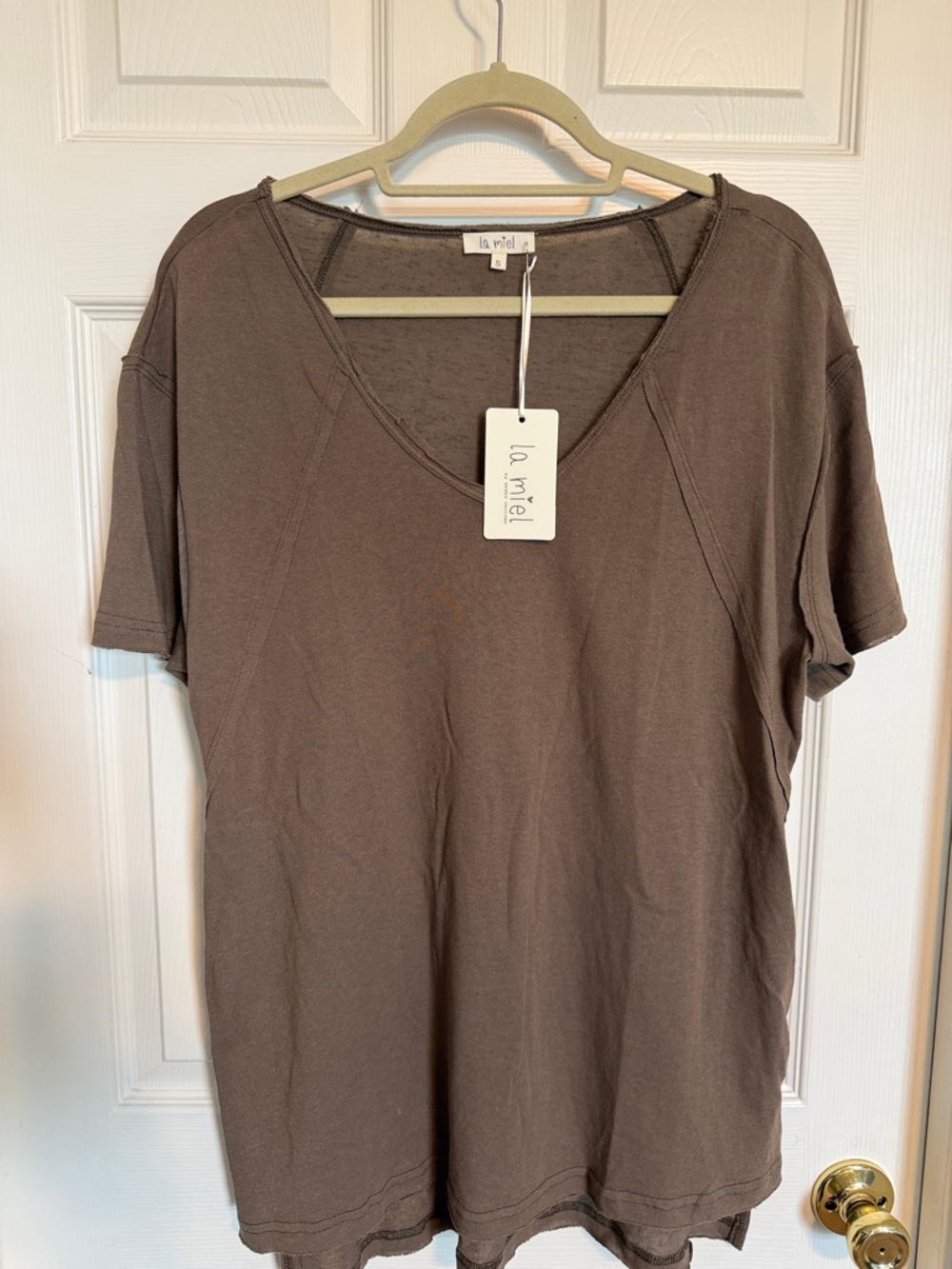 LA MIEL Relaxed V-Neck Short Sleeve Tee in Brown